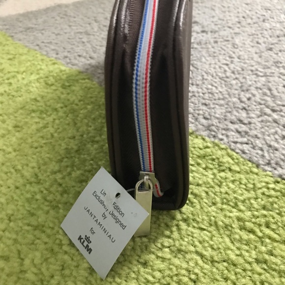 Jantaminiau×KLM Amenity Kit Clutch Bag Brown - Picture 2 of 5